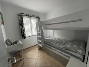 苏昂博Gerry&Lotti Apartment的一间卧室配有双层床和窗户。