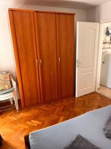 佩特坎内Apartman Bari Petrcane的一间卧室设有木制橱柜和木地板。