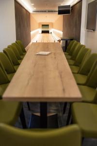 雷斯费尔德Lieb&Wert的一间会议室,配有长桌和绿色椅子