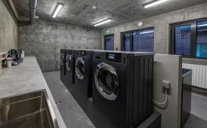 雷克雅未克Iceland SJF Apartments - 401的洗衣房配有4台洗衣机