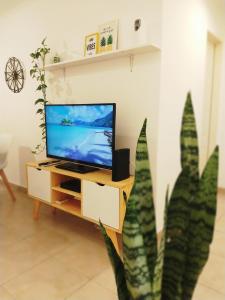 科尔多瓦NUEVA CORDOBA Apartamento ILLIA, Excelente ubicación!!!的客厅配有壁橱上的平面电视