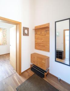 阿尔戈伊地区伊斯尼Eistobel und Felderhalde的一间设有镜子和木制梳妆台的房间