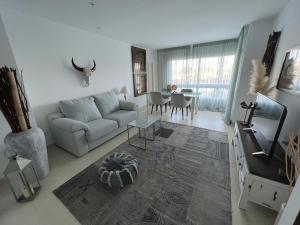 普拉加德阿罗La Bovila Apartment with exceptional yard的客厅配有沙发和桌子