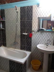 赫尔格达Merit Roof Apartment的浴室配有盥洗盆、浴缸和镜子