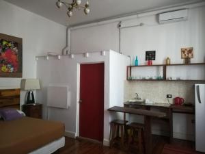 HOTEL Boutique Casablanca Adrogué的厨房或小厨房