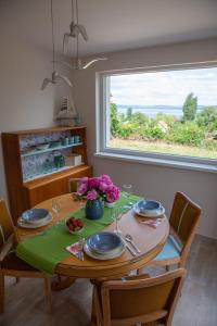 巴拉顿扎佐Turquoise Lake Guesthouse Balaton的餐桌、椅子和鲜花