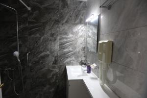 巴特斯欧Bella Vista的一间带水槽和镜子的浴室