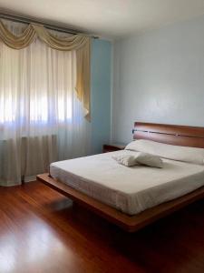 索托马里纳Chilli House的一间卧室配有床和带窗帘的窗户