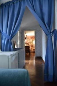 蒙苏姆马诺布瑞那提住宿加早餐旅馆的客厅里的蓝窗帘和桌子