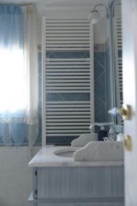蒙苏姆马诺布瑞那提住宿加早餐旅馆的一间带水槽和镜子的浴室