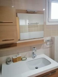 卡瓦拉Breathtaking sea view的浴室设有白色水槽和镜子