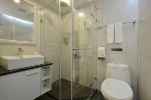 台北华大旅店-南西馆的浴室配有卫生间、盥洗盆和淋浴。