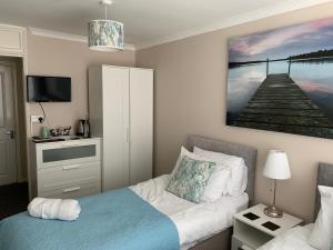 尚克林栗子酒店的一间卧室配有一张床,并画着码头的照片