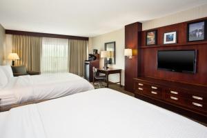 博林格林大学广场保龄格林假日酒店的酒店客房设有两张床和一台平面电视。