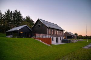 GodøyGodo Lodge的草山顶上的大房子