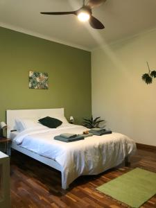 大里贝拉LAVA Açores Coliving & Coworking的一间卧室配有一张带吊扇的床