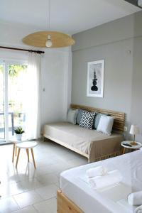 佩科霍里Villa Thalassa Apartments的客厅配有床和桌子