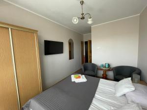 加茨比亚格拉Kojak的酒店客房,配有一张床和两把椅子