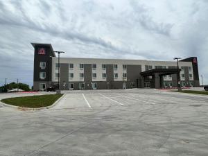 沃思堡Motel 6 Fort Worth TX Lake Worth的一座大型建筑,前面设有停车场
