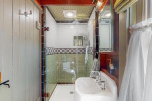 RaymondWaterfront Serenity的一间带水槽和淋浴的浴室