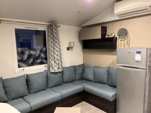 莱马特Mobilhome Luminosa tt équipé 6/8 pers的带沙发和窗户的客厅