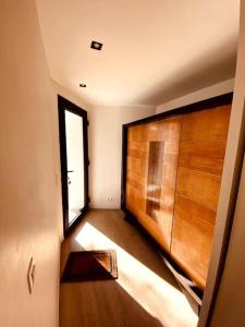 RixensartAppartement 1 chambre - LAKE SIDE HOUSE的走廊设有大型木门和窗户