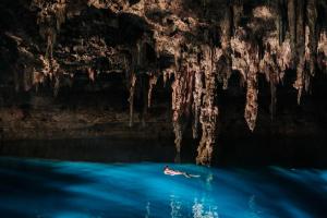 巴利亚多利德波萨达圣胡安酒店的在洞穴里游泳的人