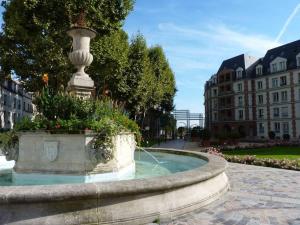 沙朗通勒蓬Cosy Appartement 4P proche 12eme/Vincennes的一座城市中央的喷泉