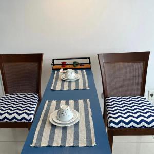 库里提巴Espaço Azul的一张桌子,上面有两把椅子和一个盘子