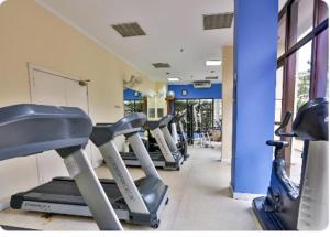 圣保罗EXECUTIVE SUITE 106a VILA OLIMPIA的一间健身房,里面设有一排跑步机