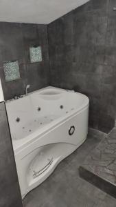 马拉泰亚Villa Lilly的浴室内设有一个白色浴缸
