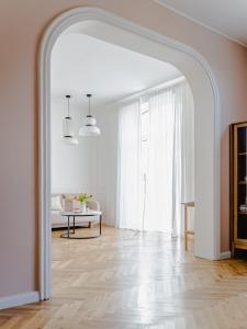 马尔肖HORAMI Villa - ORIGAMI Apartment mit Terrasse的白色房间的一个拱门,配有桌子
