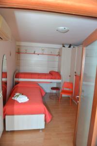 拉维罗Appartamento a Ravello的小房间设有两张床和两把椅子