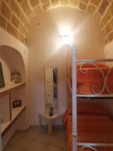 加利波利Casa Centro storico Gallipoli的一间卧室配有双层床和镜子