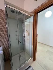 博洛尼亚Splendido appartamento in zona fiera a bologna的浴室里设有玻璃门淋浴