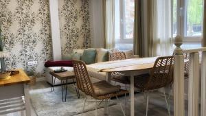 格乔La casita de Maria的一间带桌椅和沙发的用餐室