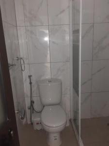Ribeira GrandeCASA MINGA & TATOL的白色的浴室设有卫生间和淋浴。