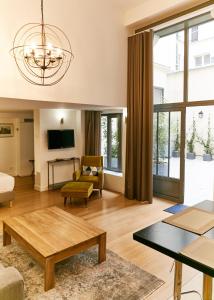 巴黎卢浮宫公寓 - 沼泽的客厅配有沙发和桌子