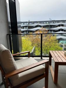 堪培拉Palko - Luxury In the City的客房设有椅子、桌子和大窗户。