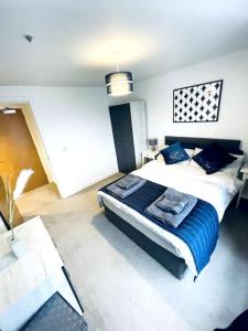 彼得伯勒1 Bedroom flat in Peterborough City centre的一间卧室配有一张带蓝色毯子的大床