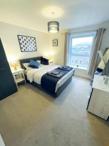 彼得伯勒1 Bedroom flat in Peterborough City centre的一间卧室设有一张床和一个大窗户