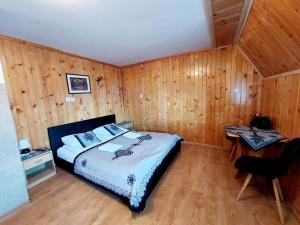 考斯赛力克Spanie po Zbóju的一间卧室配有一张床和一张书桌