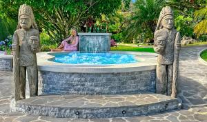 下博克特博克特花园旅馆的公园里有两个雕像的喷泉