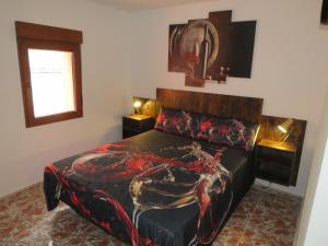 Casa Rural El Pescador的一间卧室设有一张床和一个窗口