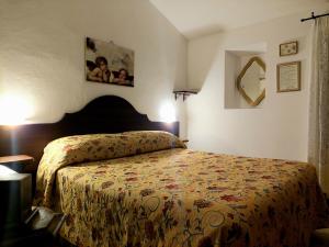 RoccamoriceAgriturismo Tholos的卧室内的一张床位