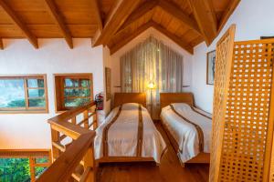 帕纳哈切尔Balam Ya的配有木天花板的客房设有两张床。