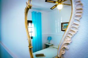 La MaretaHostel Blue Lagoon的镜子,房间带床和窗户