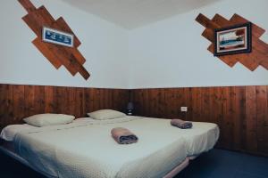 La MaretaHostel Blue Lagoon的一间卧室配有一张带两个枕头的床