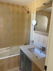 卡博皮诺Apartment close to Marbella的浴室配有盥洗盆、镜子和浴缸