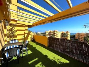卡博皮诺Apartment close to Marbella的阳台的天井配有桌椅